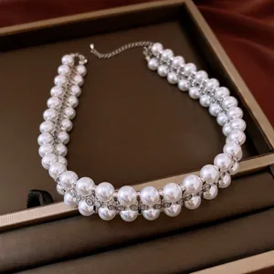 Nahaufnahme der eleganten zweireihigen Perlenkette mit funkelnden Strass-Akzenten