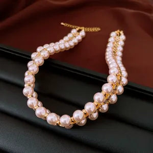 Detaillierte Nahaufnahme einer eleganten zweireihigen Perlenkette mit Goldakzenten
