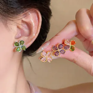 Elegante Blumen-Ohrstecker mit bunten Zirkonia im vierblättrigen Kleeblatt-Design