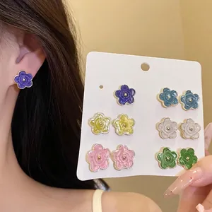 Set di 12 orecchini a fiore in smalto per un look estivo dolce, fresco e raffinato.