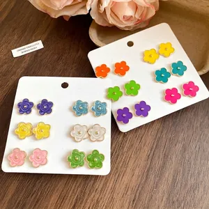 Set di 12 paia di orecchini a lobo a fiore in smalto colorato con ago in argento