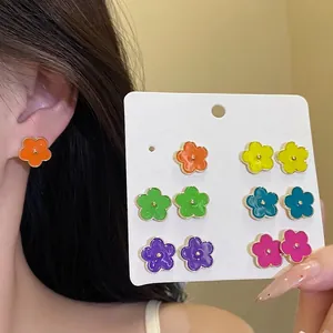 Set di 12 orecchini a lobo a forma di fiore in smalto colorato per donna, stile dolce