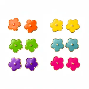 Set di dodici orecchini a perno con fiori in smalto per un look dolce ed elegante