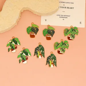 Detailansicht von Emaille-Anhängern in Pflanzenform für DIY-Schmuck und Zubehör.