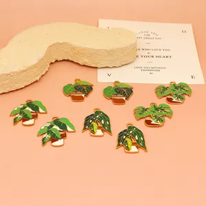 Detailansicht verschiedener grüner Pflanzen-Emaille-Anhänger für DIY-Schmuck und Schlüsselanhänger