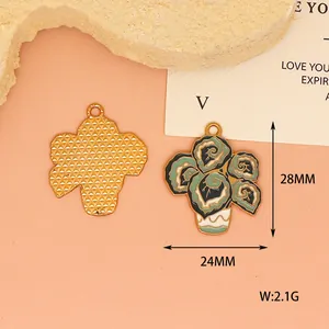 Makro-Detail des grünen Kaktus-Legierungsanhängers mit Maßen von 28mm und 24mm.