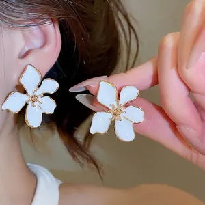 Fashion White Enamel Flower Stud Earrings With Silver Earring Post Alloy Gold Plated Floral Jewelry For Women Simple Elegant Accessory