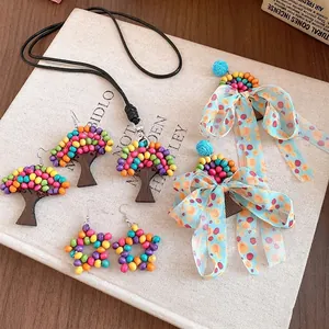 Collier pendentif arbre perles bois colorées à la main avec boucles oreilles assorties