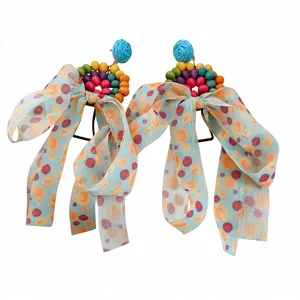 Boucles d'oreilles bohèmes faites main avec perles en bois colorées et nœuds en ruban bleu