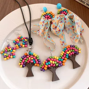 Parure collier et boucles d'oreilles pendentif arbre en perles de bois colorées
