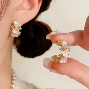 Franse Elegante Goudkleurige Bloem C-Vormige Oorknopjes Voor Vrouwen Chic Legering Strass Kunstparel Bloemblaadje Oorbellen Mode Sieraden Accessoires
