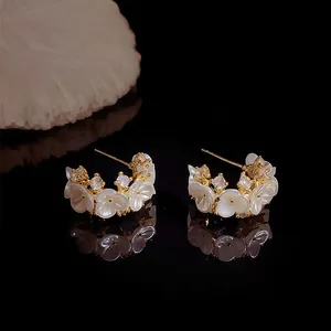 Elegante Franse gouden oorringen met delicate witte bloemen en kristallen