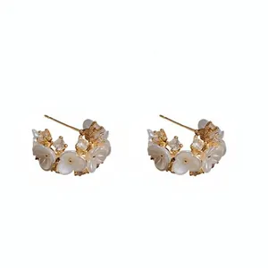 Elegante Franse stijl C-vormige bloem oorbellen met kristallen en witte schelpbloemen
