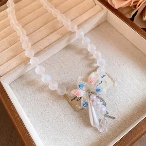 Collier élégant en perles dépolies avec breloque florale et pendentif perle en goutte