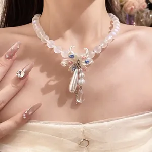 Collier de perles de cristal blanc élégant avec pendentif nœud, perles et roses