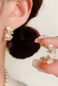 Elegante Franse stijl C-vormige bloemen oorringen met witte bloembladen en kristallen