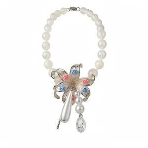 Collier à pendentif floral élégant avec des perles givrées et un cristal en goutte