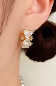 Elegante close-up van Franse bloemenoorbellen met witte bloemblaadjes en kristallen