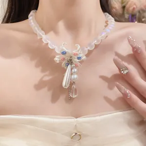 Vue détaillée d'un collier en perles de cristal dépoli avec pendentif fleur et perle élégant
