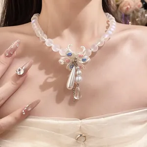 Vue détaillée d'un collier en perles de cristal avec un pendentif perle floral