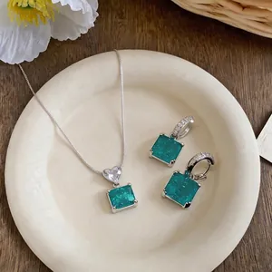 Élégant ensemble collier et boucles d'oreilles avec pendentif zircon vert émeraude