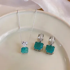 Parure de bijoux élégante de style français avec pierres vertes et détails en cœur de zircon