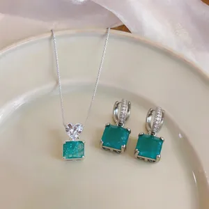 Détail du pendentif et boucles d'oreilles carrés verts avec détails en zircon.