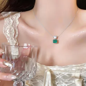 Détail du collier élégant en argent avec pendentif en zircon vert carré et petit cœur