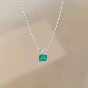 Gros plan d'un pendentif en zircon vert carré avec pierre de cœur sur chaîne en argent