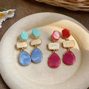 Vivaci orecchini a goccia in resina stile coreano con eleganti accenti geometrici