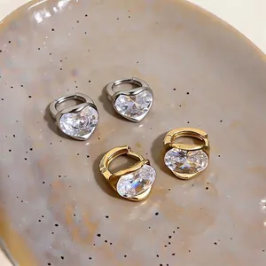 Eleganti orecchini a cerchio con zirconi a forma di cuore placcati oro 18k.