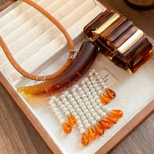 Set di gioielli retrò in acrilico ambra Maillard con eleganti nappe di perle e resina
