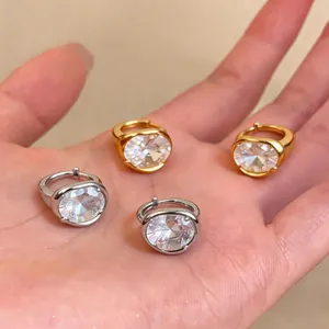 Eleganti orecchini a cerchio con zircone ovale placcati in oro 18k in oro e argento