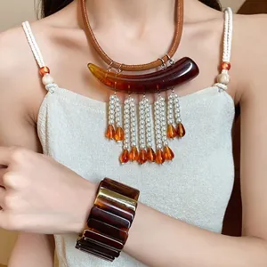 Set di gioielli vintage in acrilico ambrato con collana di nappe di perle e bracciale