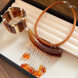 Set collana e bracciale retrò Maillard in acrilico marrone con perline