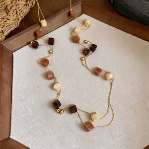Collana bohémien a doppio strato con perle a cubo dai toni della terra su vassoio
