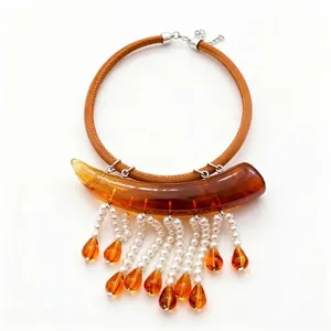 Collana vintage Maillard in pelle con acrilico ambra e nappe di perle a goccia d'acqua