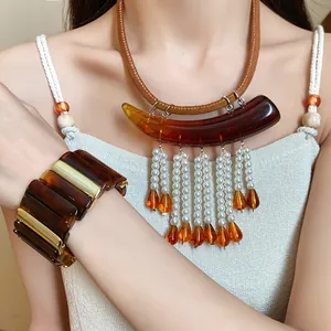Collana Maillard retrò con nappe di perle e bracciale in acrilico ambrato su modella