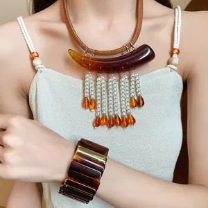 Set gioielli Maillard vintage con acrilico ambra, nappe di perle e bracciale largo