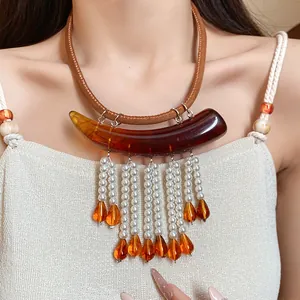 Dettaglio della collana vintage Maillard con nappe di perle e ciondolo in acrilico