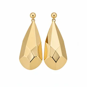 Pendientes colgantes geométricos en tono dorado con superficie metálica facetada