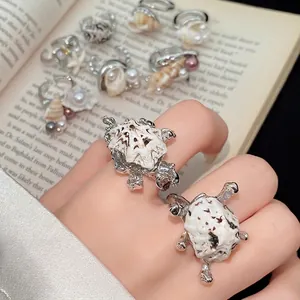 Anello boho regolabile con conchiglia naturale, perfetto per le vacanze al mare