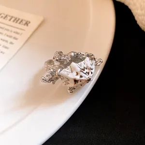 Elegante anello bohémien con conchiglia e trama in argento per vacanze al mare