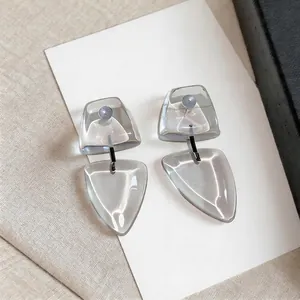 Pendientes colgantes geométricos de resina en gris translúcido para estilo minimalista.