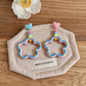 Pendientes de flores dopamina de colores con pernos de corazón y cuentas en tela