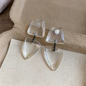 Primer plano detallado que muestra la textura clara de los pendientes de resina