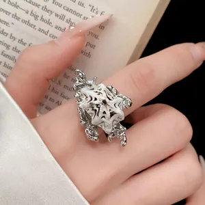 Dettaglio di un anello aperto in stile bohémien a forma di conchiglia in finitura argento