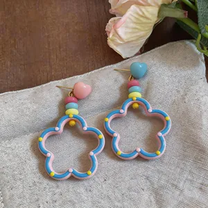 Vista detallada de pendientes de flores estilo dopamina con cuentas de colores