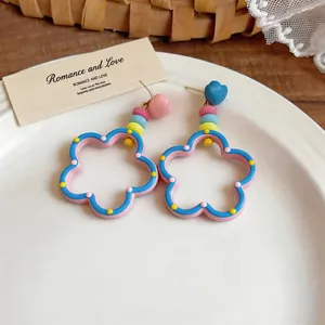 Vista detallada de pendientes de flores estilo dopamina con cuentas de colores y corazones