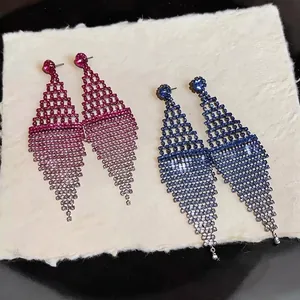 Eleganti orecchini a forma di rombo con strass sfumati in rosa e blu e ago d'argento
